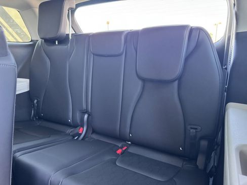 Used 2023 Kia Carnival LX image 34