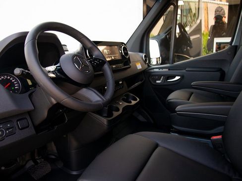 Used 2025 Mercedes-Benz Sprinter 2500 image 26