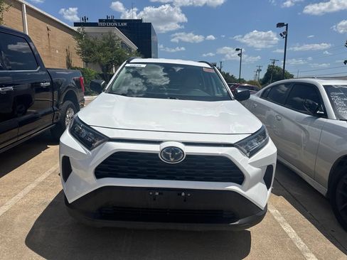 Used 2021 Toyota RAV4 LE AWD/4WD image 2
