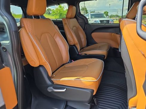 Used 2022 Chrysler Pacifica Pinnacle FWD image 16
