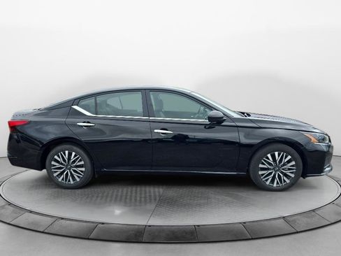 Used 2025 Nissan Altima 2.5 SV FWD image 6