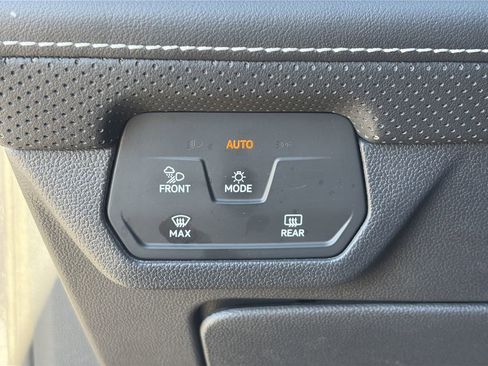 Used 2024 Volkswagen Atlas SE image 23