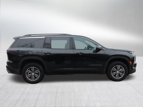 Used 2025 Chevrolet Traverse LT image 8