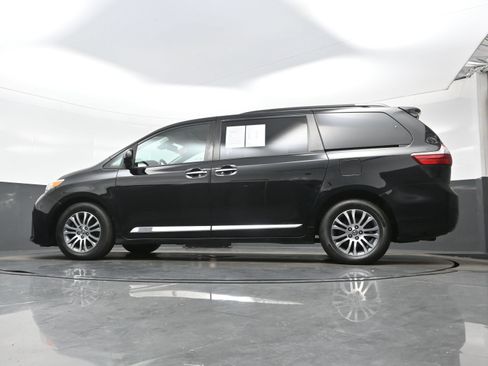 Used 2020 Toyota Sienna XLE FWD image 28