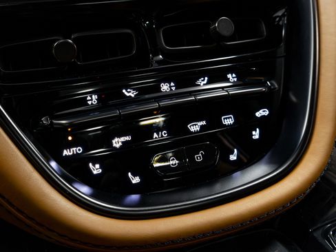 Used 2021 Aston Martin DBX image 71