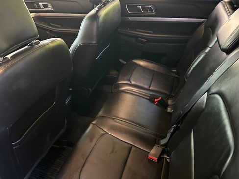 Used 2018 Ford Explorer XLT w/ Equipment Group 202A AWD/4WD image 12