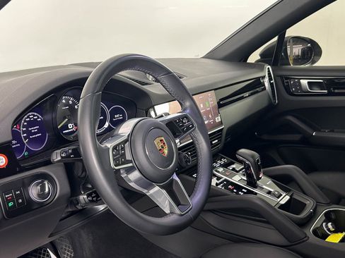 Used 2023 Porsche Cayenne Coupe image 4