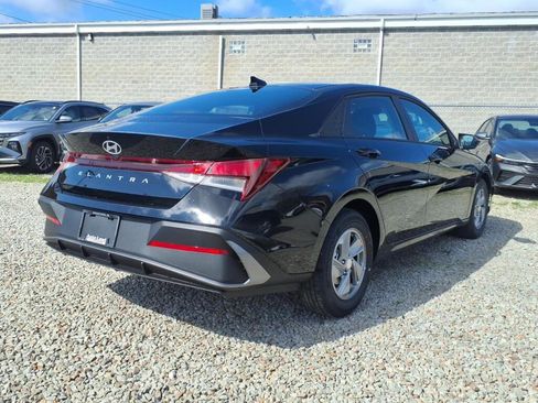 New 2026 Hyundai Elantra SE FWD image 4