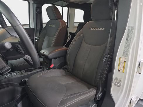 Used 2017 Jeep Wrangler Unlimited Sahara w/ Connectivity Group AWD/4WD image 12