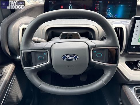 Used 2025 Ford Expedition Active AWD/4WD image 27