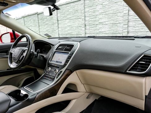 Used 2019 Lincoln Nautilus Reserve image 16