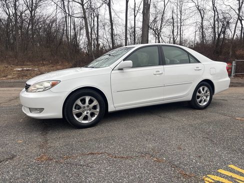 Used 2005 Toyota Camry XLE image 3