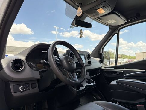 Used 2020 Mercedes-Benz Sprinter 1500 image 6