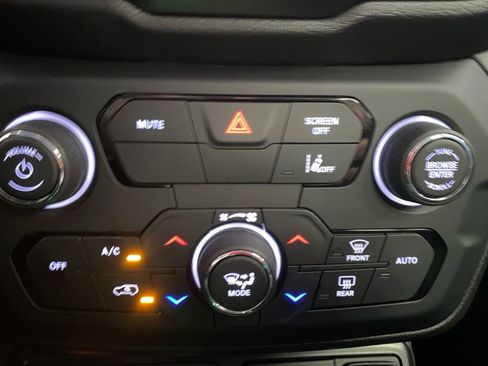 Used 2023 Jeep Renegade Latitude w/ Premium Group image 28