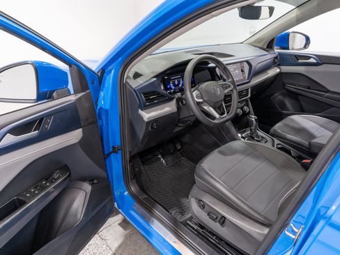 Used 2023 Volkswagen Taos SE w/ Panoramic Sunroof Package FWD image 12