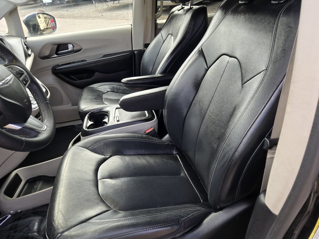 Used 2022 Chrysler Pacifica Touring-L FWD image 16