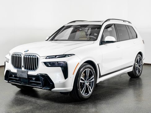 Used 2025 BMW X7 xDrive40i w/ M Sport Package image 18