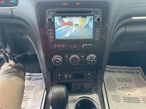 Used 2017 Chevrolet Traverse LT w/ Style and Technology Package image 11