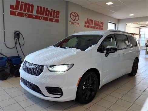 Used 2025 Chrysler Pacifica Limited image 1