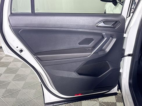 Used 2018 Volkswagen Tiguan SE w/ Panoramic Sunroof Package image 19