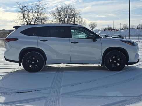 Certified 2025 Toyota Highlander XLE image 11