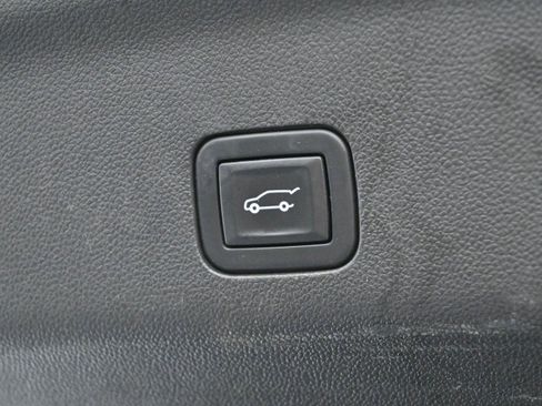 Used 2021 Chevrolet Tahoe Premier w/ Premium Package image 12