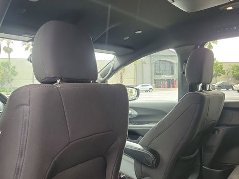 Used 2020 Chrysler Pacifica Touring w/ Advanced Safetytec Group FWD image 11