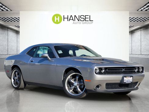 Used 2016 Dodge Challenger SXT image 1