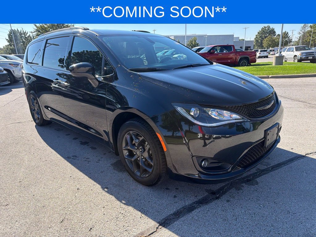 Used 2018 Chrysler Pacifica Touring-L w/ S Appearance Package FWD image 3