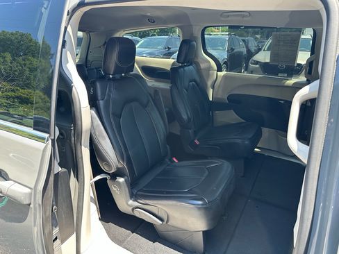 Used 2023 Chrysler Pacifica Touring-L FWD image 26