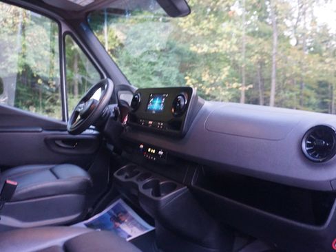 Used 2023 Mercedes-Benz Sprinter 2500 image 13