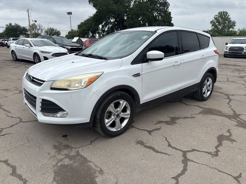 Used 2016 Ford Escape SE image 1
