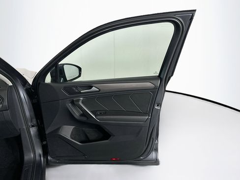 Used 2024 Volkswagen Tiguan SE image 31