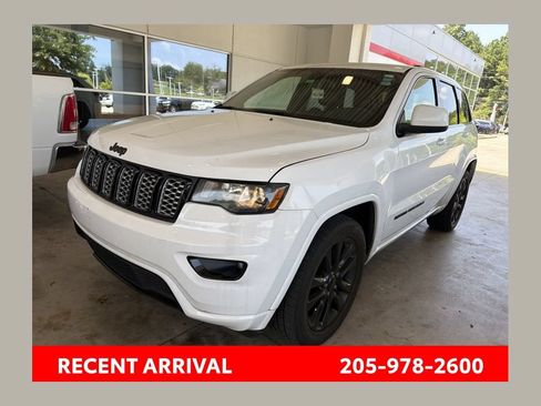 Used 2017 Jeep Grand Cherokee Altitude RWD image 1