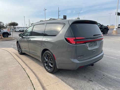 Used 2022 Chrysler Pacifica Touring-L w/ S Appearance Package image 7