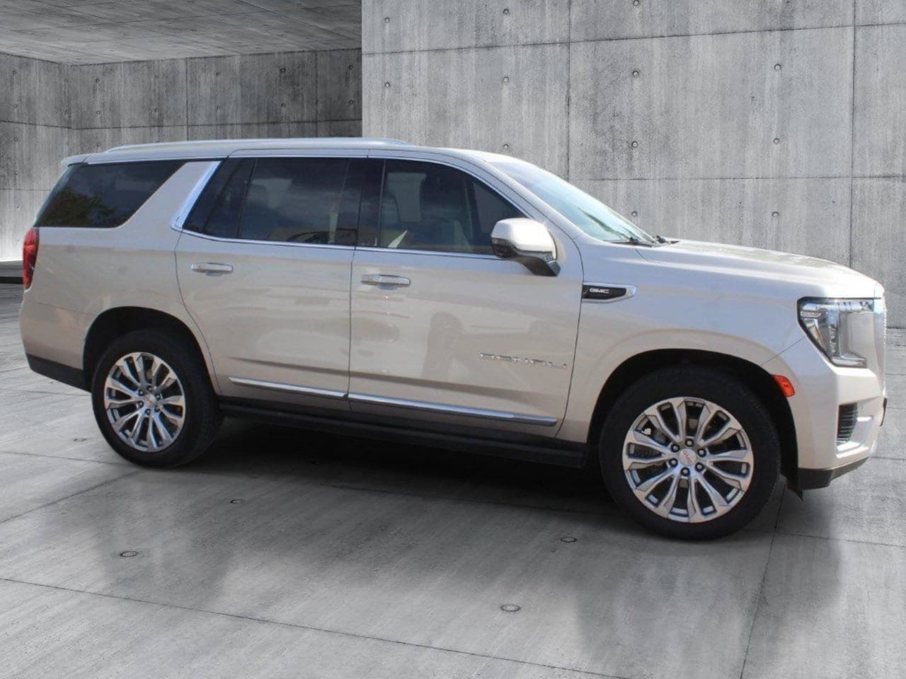 Used 2022 GMC Yukon Denali w/ Denali Premium Package AWD/4WD image 8