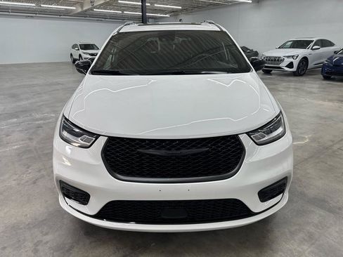 Used 2025 Chrysler Pacifica Limited FWD image 3