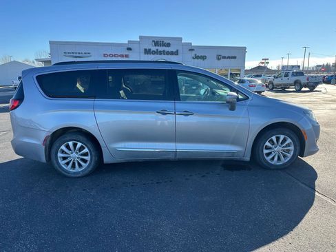 Used 2017 Chrysler Pacifica Touring-L image 4