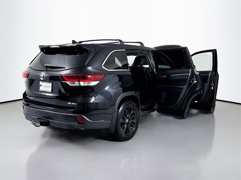 Used 2019 Toyota Highlander SE image 21