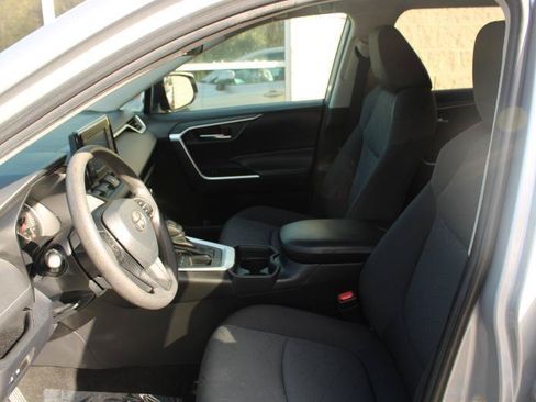 Used 2020 Toyota RAV4 XLE FWD image 11