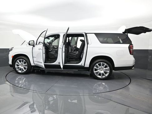 Used 2024 Chevrolet Suburban High Country w/ Advanced Technology Package RWD image 30