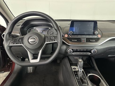 Used 2024 Nissan Altima 2.5 SV image 3