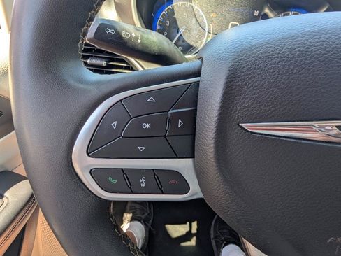Used 2022 Chrysler Pacifica Touring-L w/ Uconnect Theater Family Group FWD image 26