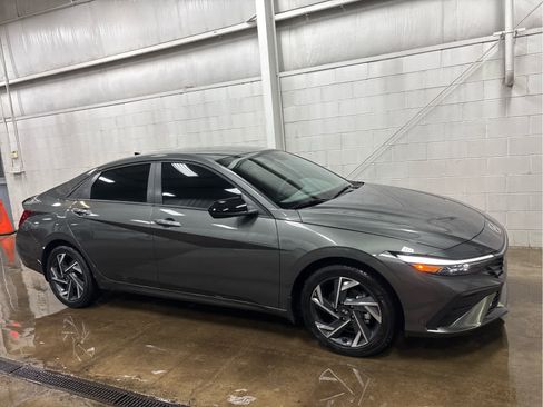 Used 2025 Hyundai Elantra Sport image 2