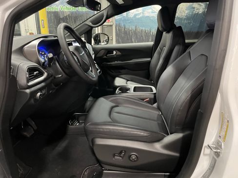 New 2026 Chrysler Pacifica Select AWD/4WD image 10