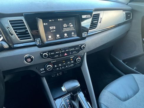 Used 2017 Kia Niro EX FWD image 23