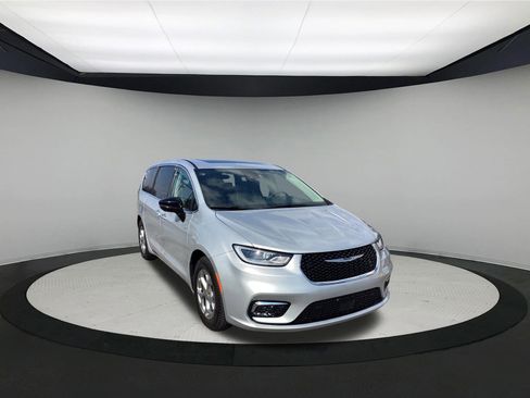 Used 2024 Chrysler Pacifica Limited FWD image 2