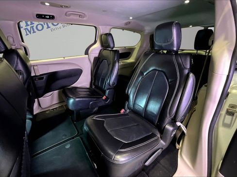 Used 2022 Chrysler Pacifica Touring-L FWD image 21