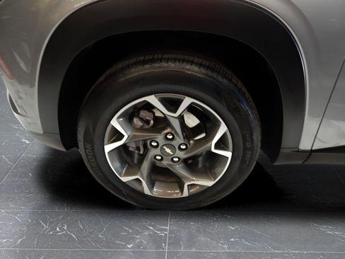 Used 2025 Chevrolet Trax LT w/ LT Convenience Package image 10