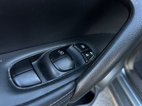 Used 2018 Nissan Rogue SV image 14